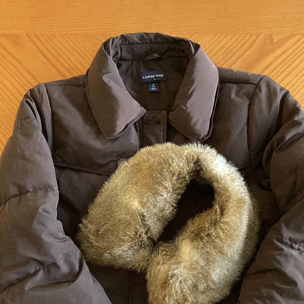 Ladies size small Lands’ End down puffer coat with detachable faux fur collar. - Picture 9 of 9